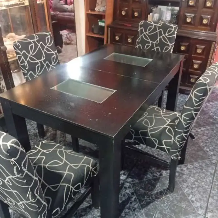 Liquido mesa con 4 sillas