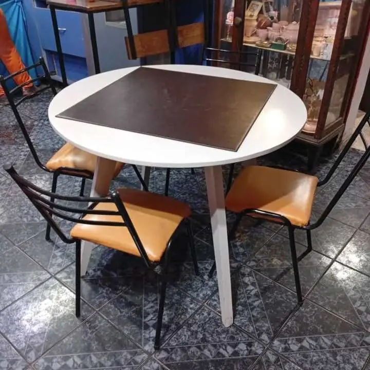 Mesa con 4 sillas impecable estado