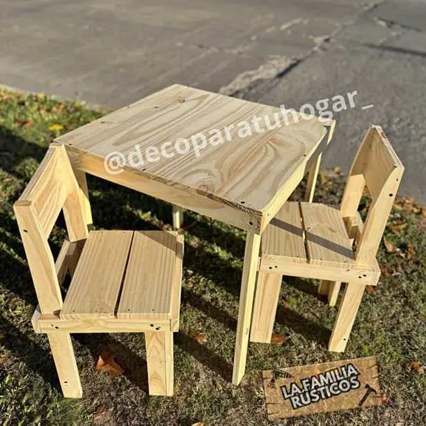 Mesa + 2 sillitas de niño