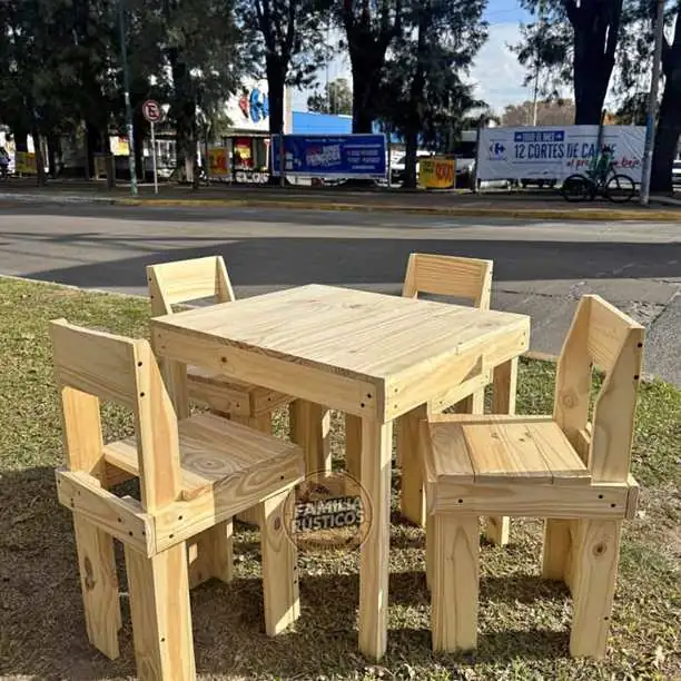 Mesa y 4 sillitas de niño