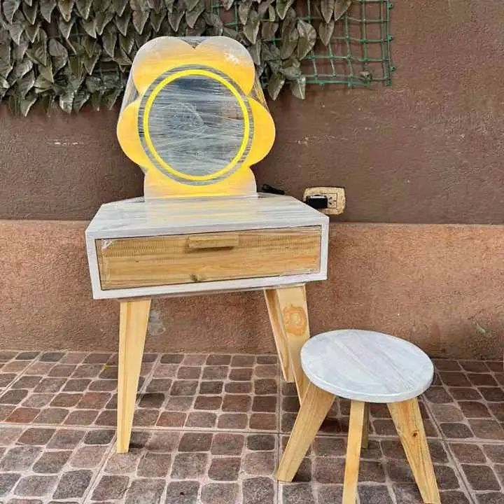 Maquillador de niña con espejo touch