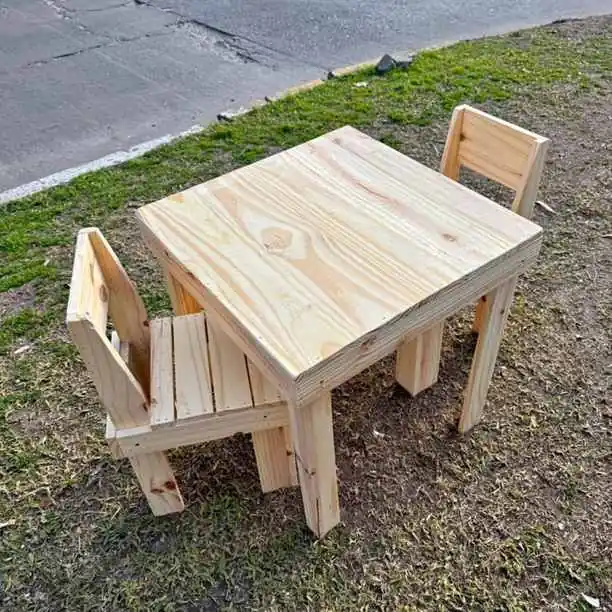 Mesa + 2 sillitas de niño
