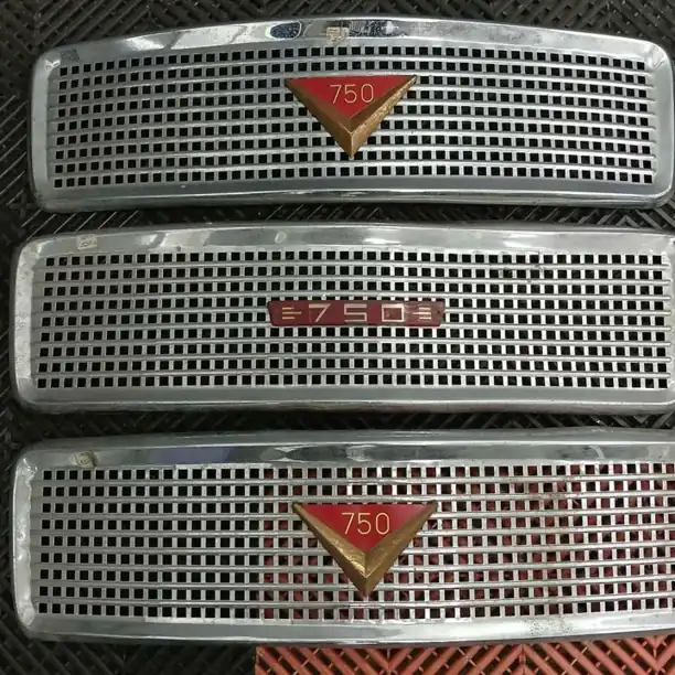 Parrilla fiat 750