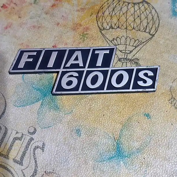 Insignia fiat 600 S