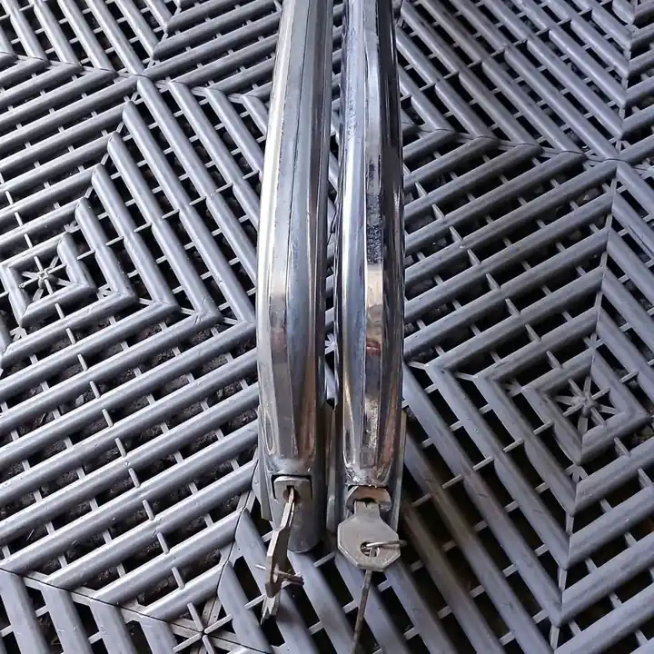 Moldura de capot con cerradura fiat 600