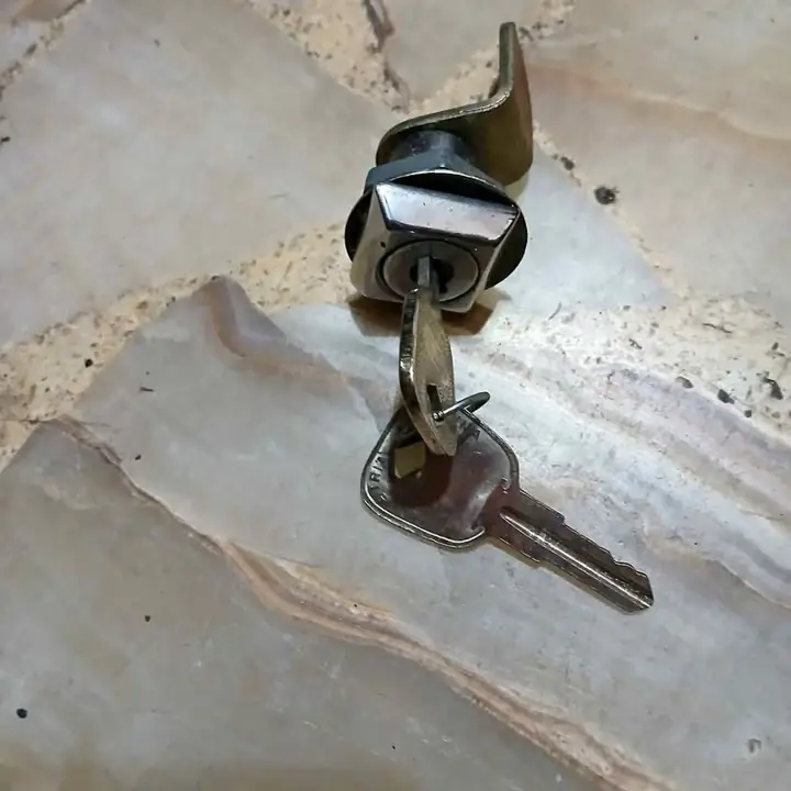 Cerradura cilindro baul fiat 600
