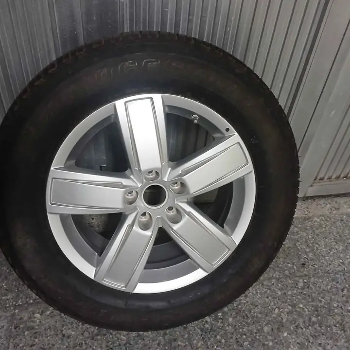 Cubierta y llanta vw amarok bridgestone dueler 255 60 18