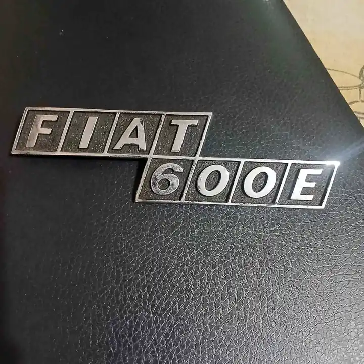 Insignia fiat 600 E