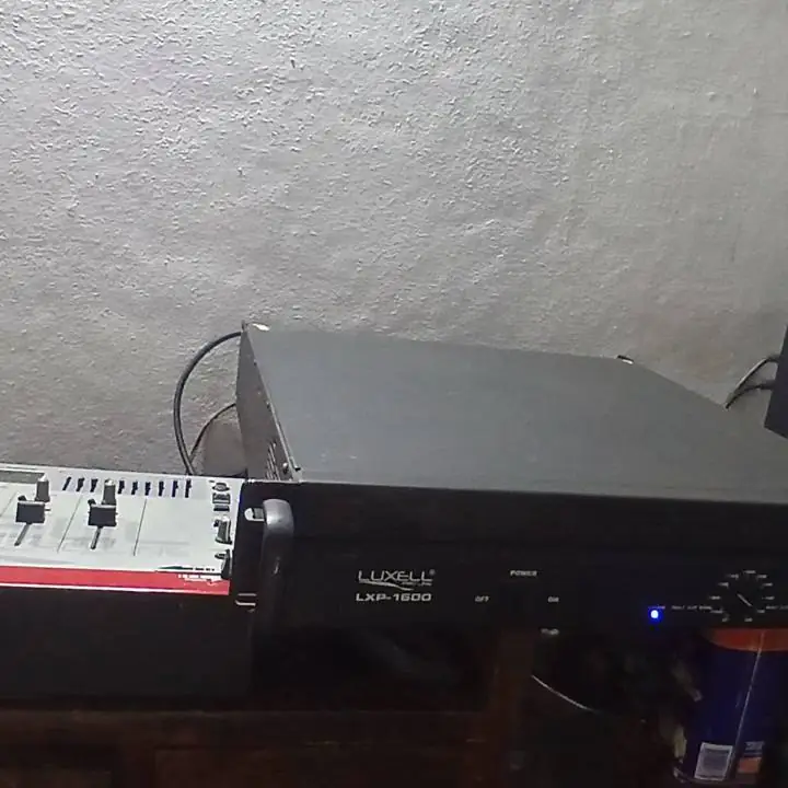 Sonido profesional.. 3bafles de 15.. 1jbl 2 yahro Potencia luxell de 1600 Mixer luxell