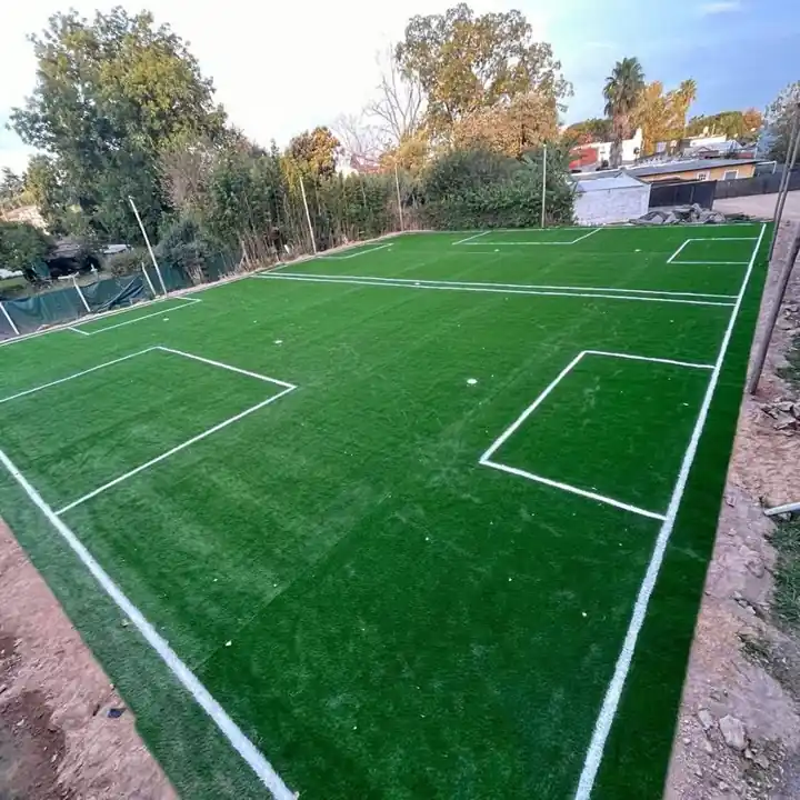 Césped 50mm apto futbol profesional, avalado y certificado por la FIFA