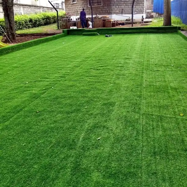 Rollo de pasto sintético verde intenso para interior/exterior