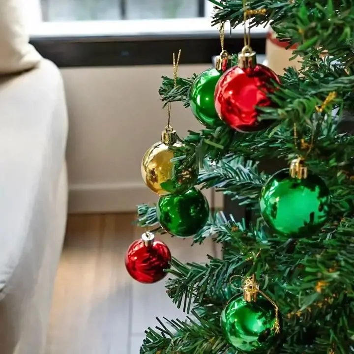 Árbol navideño frondoso con adornos