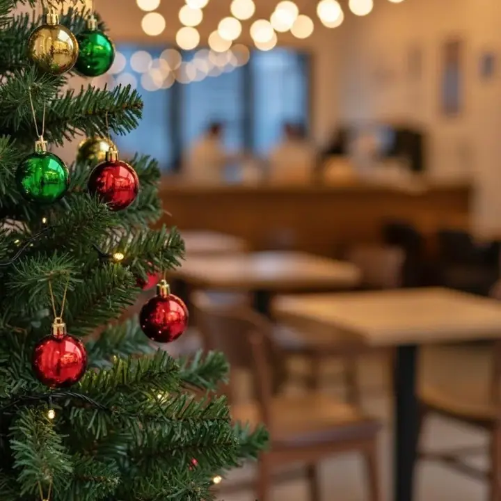 Árbol navideño frondoso con adornos