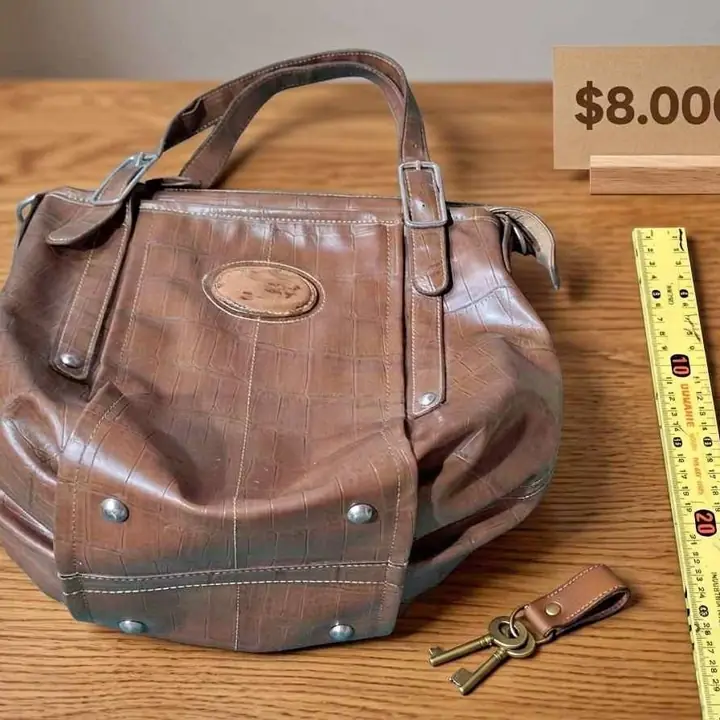 Cartera marrón sin la tira larga