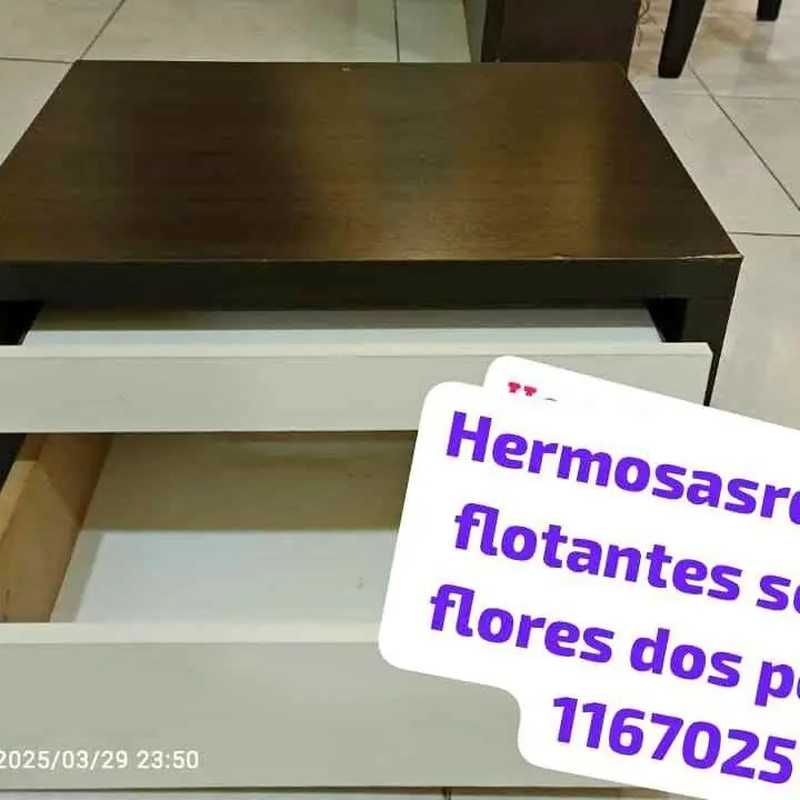 Se van hoy dos hermosas mesas de luz flotantes se retiran en flores