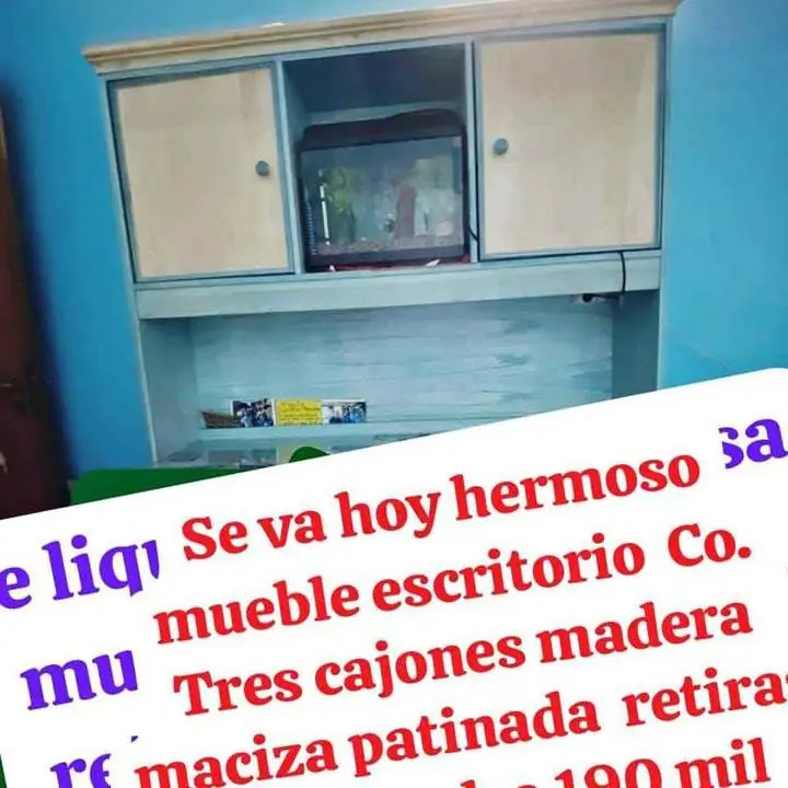 Se ve hoy hermoso mueble escritorio tres cajones de madera maciza patinada CABA