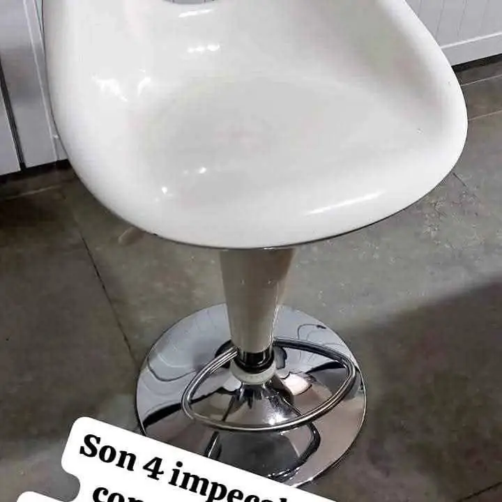 Son 4 hermosas sillas banquetas nuevas se retira por Bernal precio por unidad llevando las 4