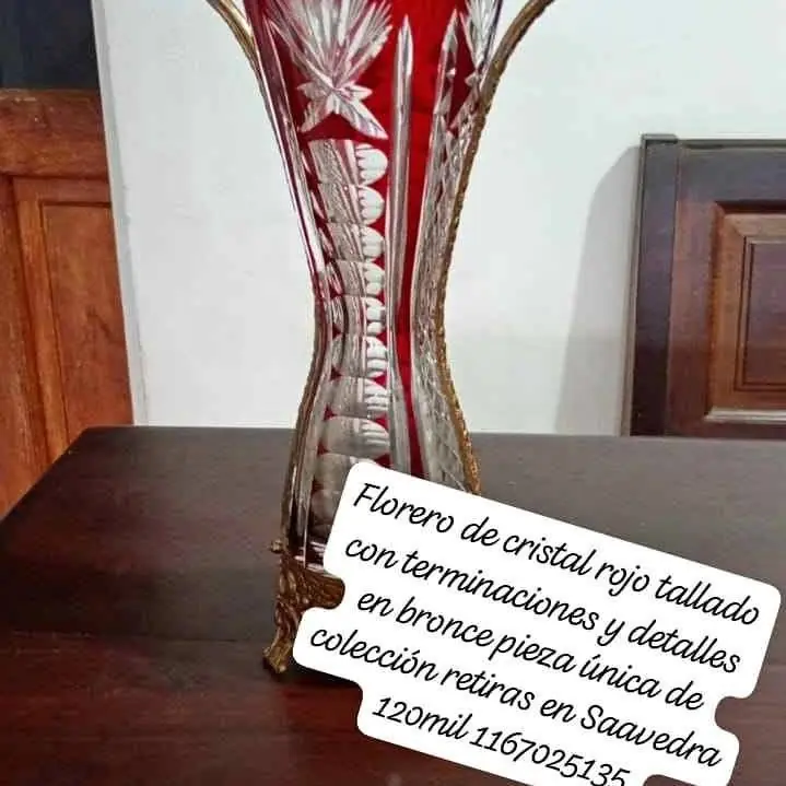 Se va huy Saavedra hermosa pieza florero cristal rojo tallado detalles y terminaciones bronce
