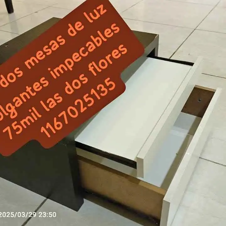 Se van dos impecables mesas de luz colgantes se retiran en flores