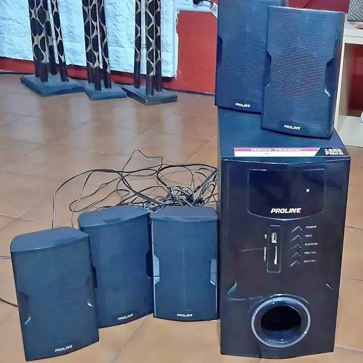 Se va huy villa del parque hermoso equipo de sonido con 5 parlantes todas las conexiones líquido