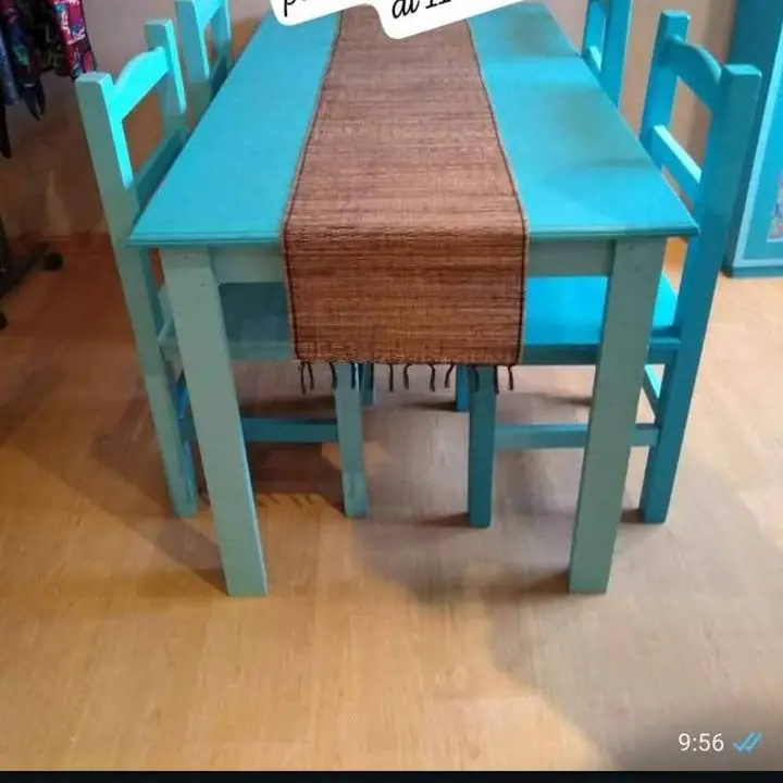Hermoso juegan mesa y sillad impecable