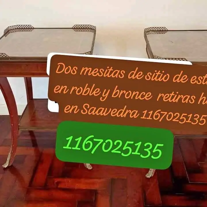 Se venden hoy dos hermosas mesitas de diseño en roble y bronce se retiran en Saavedra