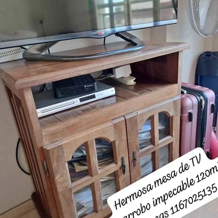 Hermosa mesa TV algarrobo impecable se retira por barracas