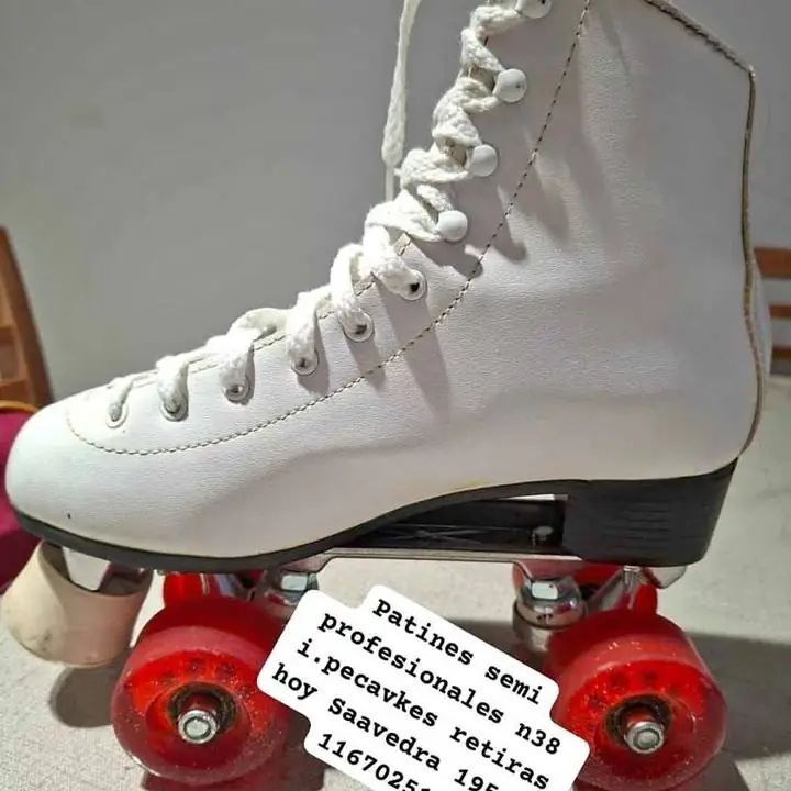 Sr van hoy impecables patines semi profesionales se retiran en Saavedra número 38