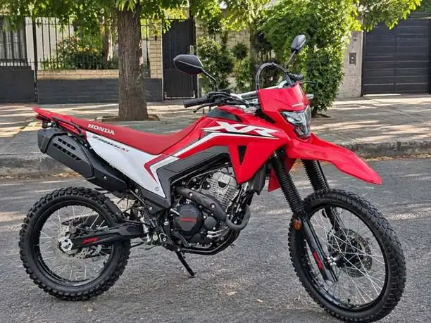 Honda xr / Honda cb f 300 / Financiada con Dni