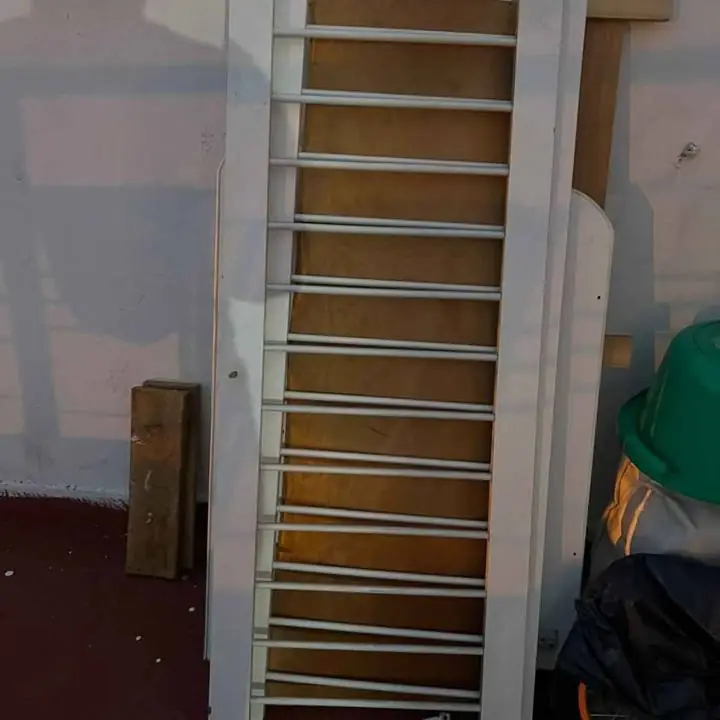 Cuna de madera desarmada