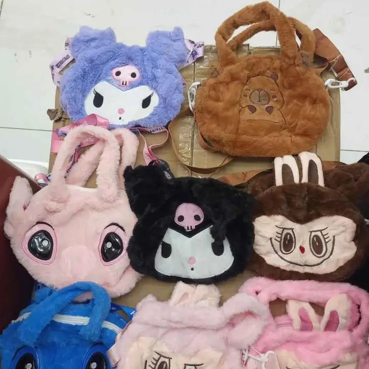 Bolso de labubus, capibara, kuromi, stick