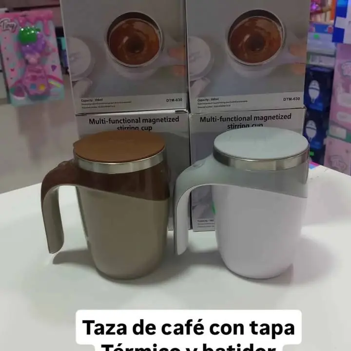 Taza de café con batidor