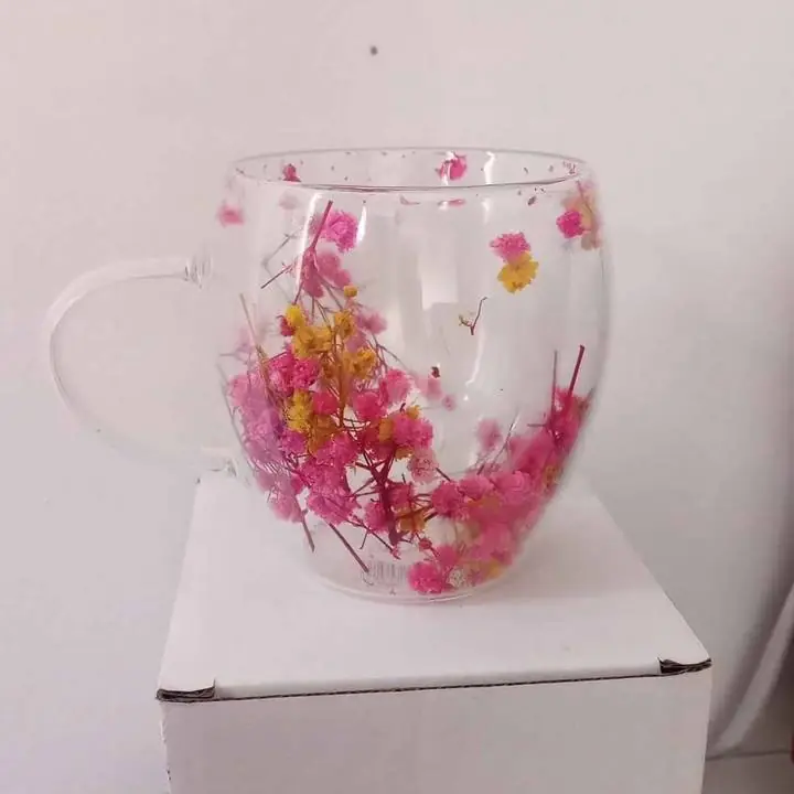 Vaso de vidrio con flores