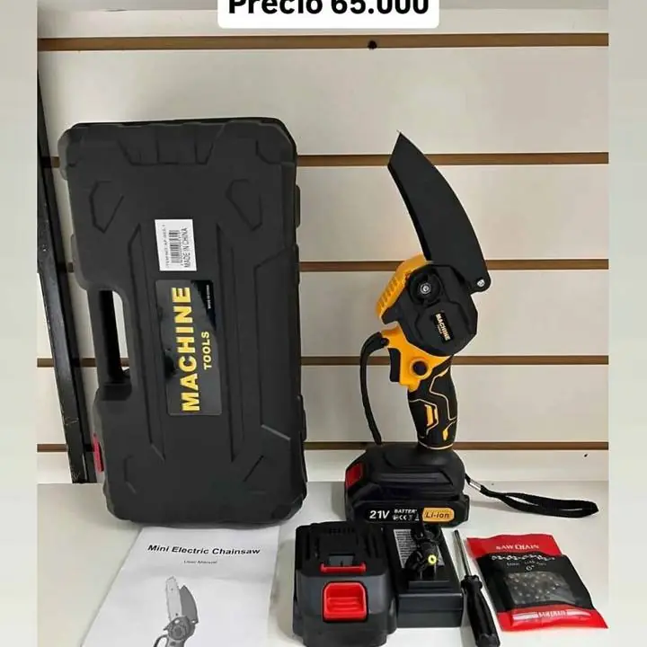 Mini motosierra con 2 baterías y accesorios