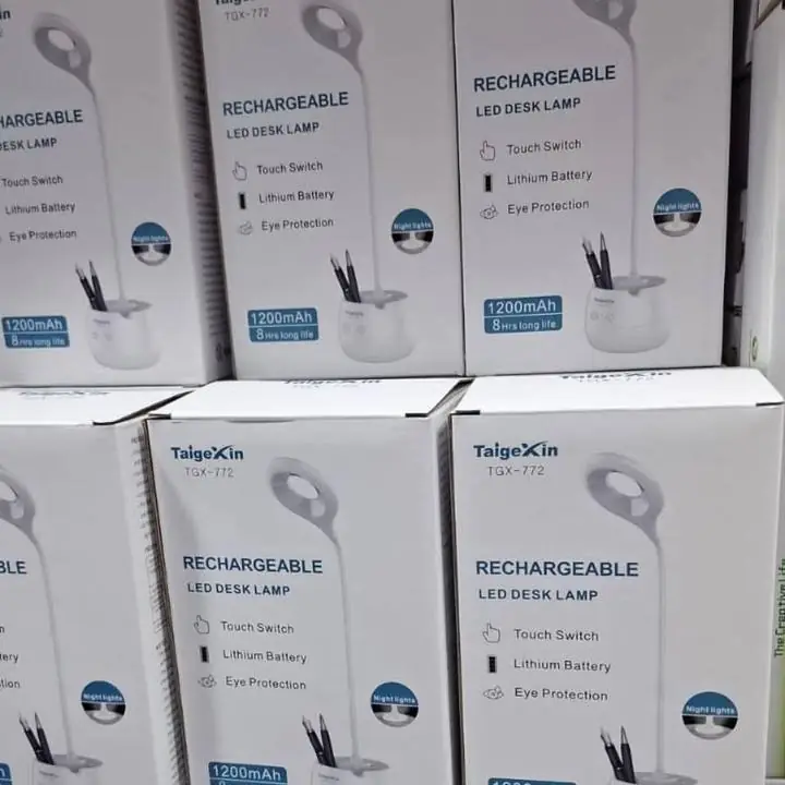 Lámpara con brazo flexible recargable