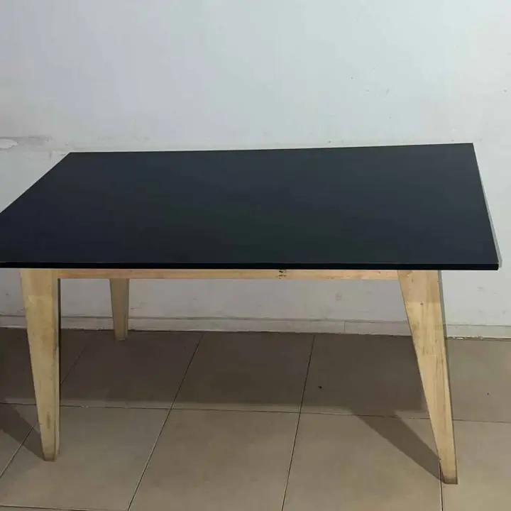 Mesa madera con 3 sillas color negro