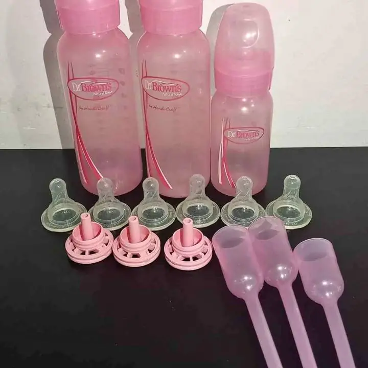 Set de 3 teteros Dr Browns con tetinas nuevas y accesorios