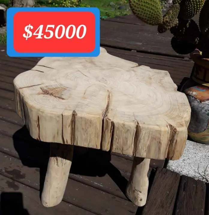 Mesa ratona de ciprés, natural, con patas de ciprés