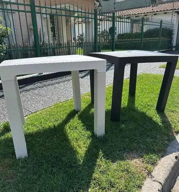 Mesa cuadrada alta, color negro