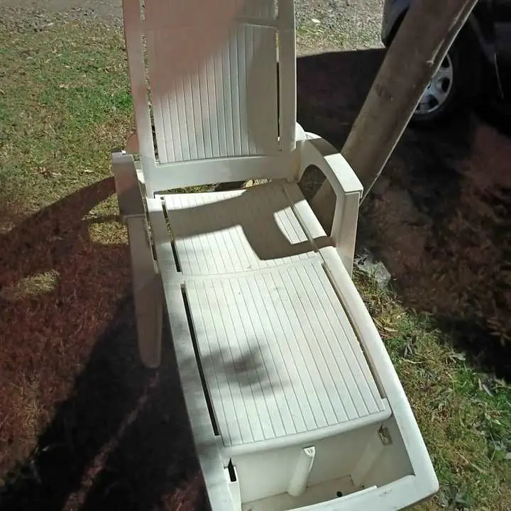 Reposera plástica para piscina