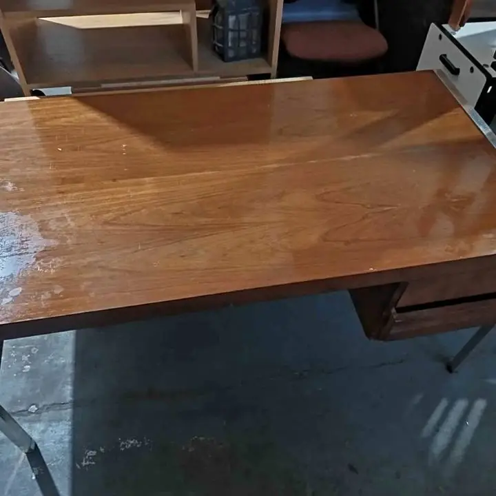 Escritorio de madera con cajones