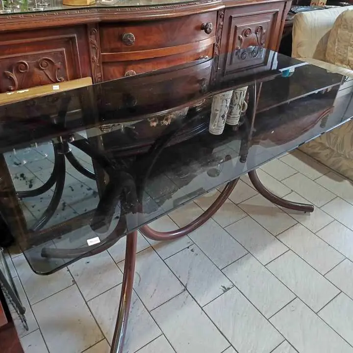 Mesa de vidrio con patas de caño