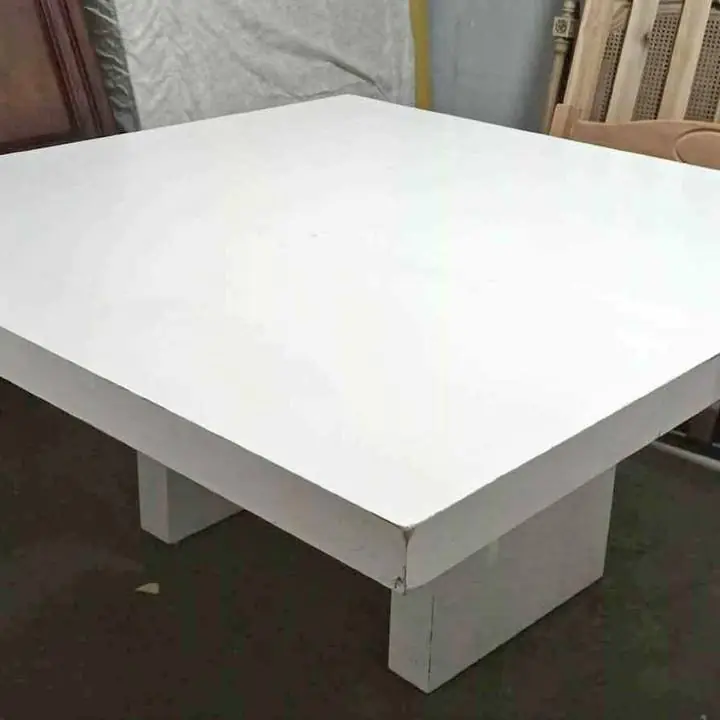 Mesa de MDF laqueada de 160 x 160 cm