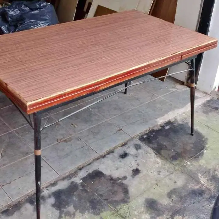 Mesa extensible de formica con pie metalicos americana