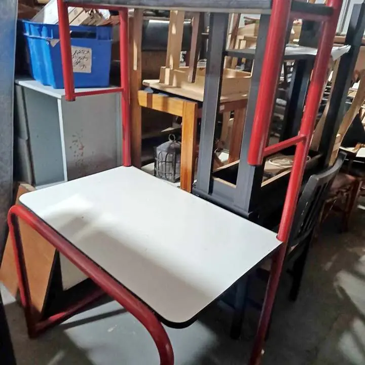 Escritorio con biblioteca de caño y madera