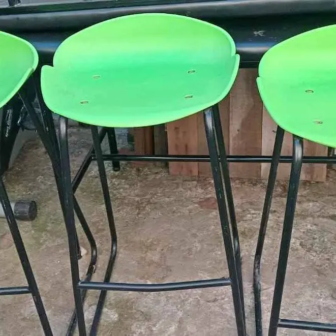 Banquetas altas de material plástico y metálicas impecables