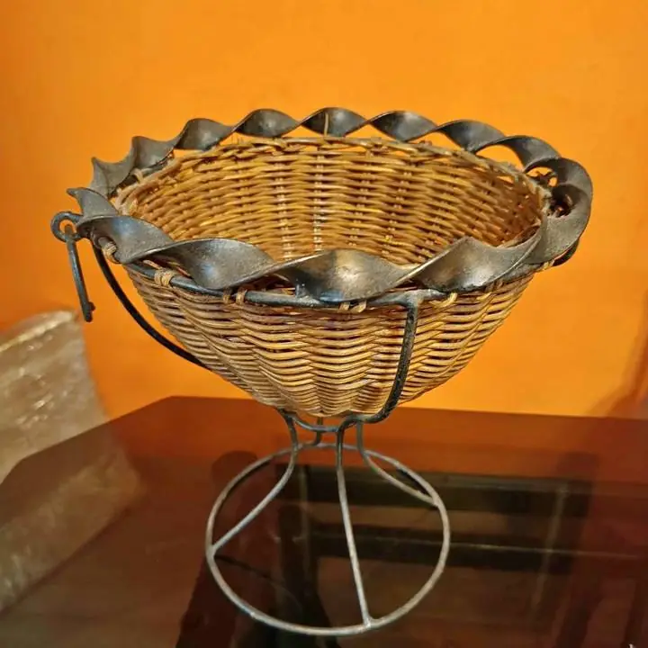Cesta de mimbre con base de hierro