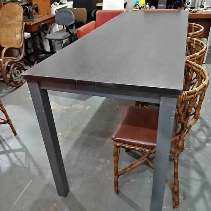Mesa isla de madera con patas de caño