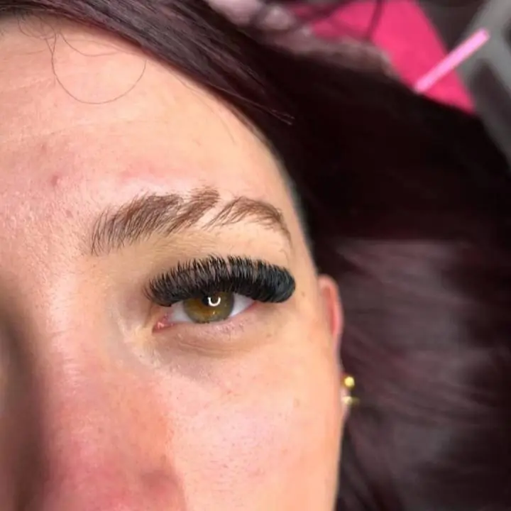 Extensiones de cabello y pestañas
