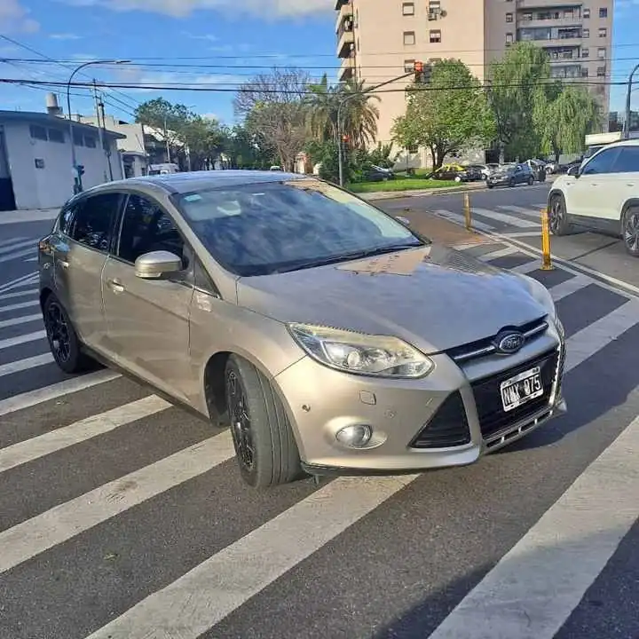 Ford focus titanio at